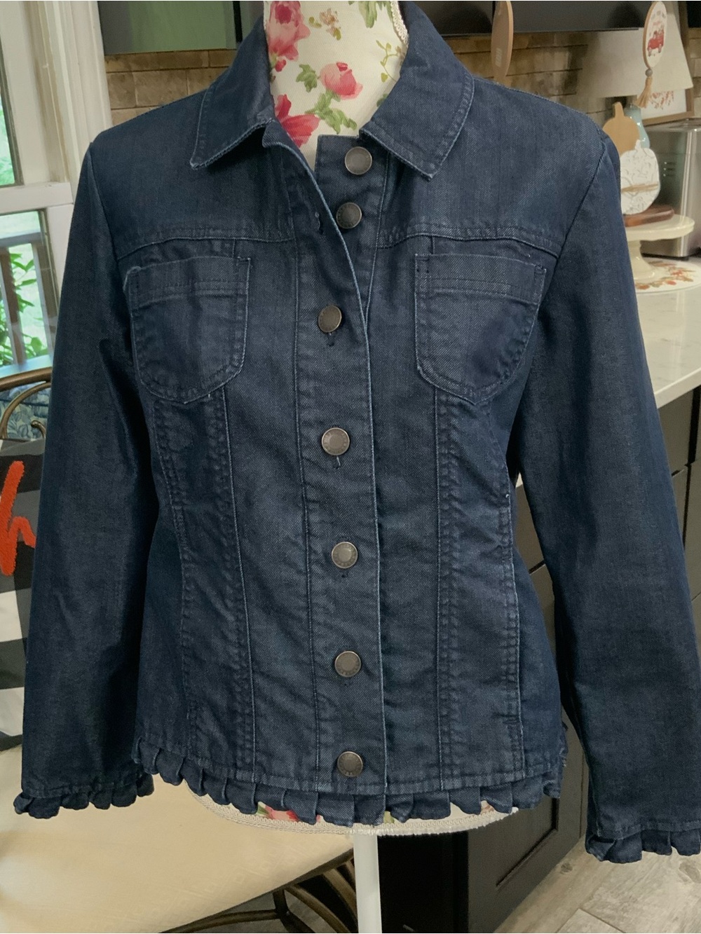 Chico’s Platinum Denim Jean Jacket Women’s Medium Blue Dark Wash Ruffled Trim